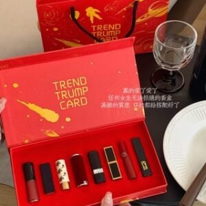 💹48✍️专柜版本
大牌联名口红八件套(星空小样口红8件套)🔜兰蔻菁纯唇釉196+雅诗兰黛口红333+古驰蓝色碎花口红+纪梵希红丝绒口红n37+蓝金口红999+tf黑管口红16+阿玛尼红管唇釉405+小黑条口红315,都是小样装!!!!口红真的不用吹 朋友圈很多姐妹都买过,一套有八支 都是王炸款 不踩雷色号,各个品牌的最热门真的很划算啊啊 一套八支!!!
