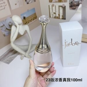 💹50✍️专柜版本
DIOR迪奥23版新款浓香真我女士香水100ml，

奢华而精致，Dior迪奥真我纯香香氛于芳香之中极致提升花香调的浓郁、诱人气息，令多种花香精油谐美交融：香甜、活力的大马士革玫瑰，诱人、明丽的沙巴茉莉，以及浓郁、撩人的印度晚香玉。