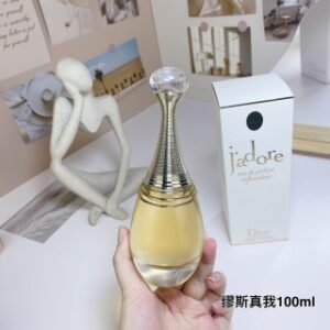 💹45✍️专柜版本
全新迪奥真我缪斯真我金色环饰香水 经典女士香氛EDP花香100ml

全新真我缪斯香水
宛若无尽繁花恣意盛放
强势自信而又温柔包容
歌颂一往无前的坚毅女性形象
以傲然身姿自由释放无限女性魅力