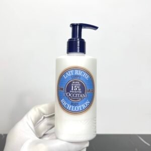 💹 28✍专柜版本
欧舒丹乳木果身体乳250ml🔜2056302编码!法国L'occitane欧舒丹乳木果身体丰凝润肤露250ml,大白身体乳,维他命E抗氧化,使肌肤柔嫩细腻。滋养不粘腻,保湿效果长久~欧舒丹乳木果家族,滋养修护实力派,拒绝❌秋日干燥💢