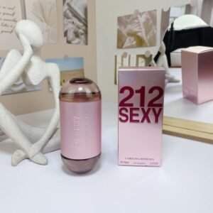 💹60✍️专柜版本
卡罗琳娜·海莱拉 212 粉色性感女士100ml Carolina Herrara 212 Saxy
香调：东方花香调
前调：粉红胡椒 橘子 香柠檬
中调：栀子花 天竺葵 棉花糖 花香 玫瑰
后调：麝香 香草 檀香木 广藿香 焦糖 紫罗兰
属性：女香
调香师：Rosendo Mateu
标签：甜 脂粉 麝香 柔和辛辣 香草
