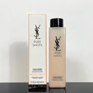 💹35✍️专柜版本
圣罗兰悦享青春精华水200ml
配中文标❗️圣罗兰夜皇后精华水200ml❗️YSL圣罗兰悦享青春精华水200ml保湿力度很好,虽然是精华质地,但是不黏稠,抹开就是水状,味道很好闻,换季敏感的宝贝也可以尝试这款,非常适合干皮和混干皮!