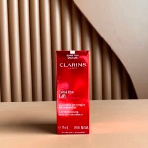 💹55✍🏻专柜版，
娇韵诗超速眼霜15ml！这款眼霜的外观就很精致啦，红色的瓶身简单又高级。质地是乳霜状的，很滋润很容易推开，吸收也很好，涂在眼周不油腻不厚重，没有任何负担~也不用担心脂肪粒的生成，早晚都可以使用。它的泵头是按压式的设计，干净卫生，每次只要按一泵就可以啦~点涂在眼周轻轻的推开，因为它里面是有添加植物界超A醇的哈伦加那萃取物，所以它紧致肌肤，抚平细纹的能力也是大写的优秀，这个眼霜就值得入手~