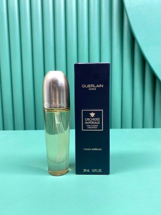 💹85✅ 专柜版,
娇兰御廷兰花精华油30ml!以油养肤!娇兰这款油真的是太好用了!yyds!特别适合需要抗衰的小姐姐混油熟龄肌肤!质地是油状,看起来油,但是上脸按摩一下瞬间吸收。早晚都可以使用,一次按压两泵就可以覆盖按摩全脸了。别看小小一瓶,使用用量也是很nice的,一瓶每天坚持使用也能用几个月。可以用做精华,也可以在彩妆加入进行滋润,也可以做面膜前的肌肤按摩油。