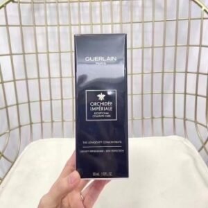 💹85✅ 专柜版，
娇兰御廷兰花紧提拉精华30ml！精华质地细腻丝滑，倦容无痕！新添油莎草精粹+蔷薇果精粹，通过点 线 面 体，撑起肌肤的饱满弧度~全面抗老的极致修护精华，为肌肤注入年轻力量，活性成分比面霜高37%，各种岁月痕迹得以改善，减淡皱纹和细纹，肌肤紧致弹嫩，肤色均匀，绽放光彩😘