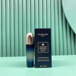 💹85✅ 专柜版，
娇兰御廷兰花卓能精华30ml！结合了新一代的微囊化技术和兰花长寿的力量。以珍贵兰花精粹唤醒HIF为肌肤焕能加速焕新🆕高天然成分配方带🈶️7000发提升能量，像在皮肤上的微型提拉笔一样工作。它具有明显的提拉和紧致效果，使皮肤紧贴舒适。日复一日，脸部看起来富有雕刻感，轮廓更加清晰💢