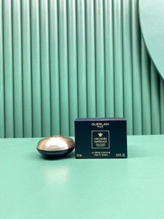 💹85✅ 专柜版,
娇兰御廷兰花眼霜15ml!法国顶级皇室品牌,娇兰最顶级的极致修护眼霜👀一款堪称除了贵,没有任何缺点的眼霜,保湿提拉紧致抗皱,兰花的非凡生命力,令眼部肌肤如愈新颜。 肌肤在白天和夜晚有不同的特殊需求:日间需要抵御外界侵害,夜间则是肌肤焕新的黄金时刻,全新御廷兰花卓能焕活修护眼唇霜蕴含昼夜*焕活复合物,可适应肌肤的自然规律。白天使用,润泽、平滑并强👏