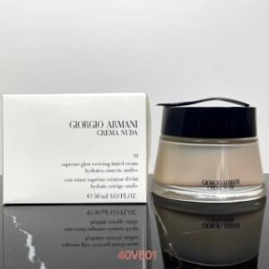 💹40✍️专柜版本
阿玛尼黑钥匙素颜霜50ml🔜40V501编码！2色：01#，02#，阿玛尼黑钥匙光影美肤修颜霜👉拿下美妆奥斯卡首榜🏆有条件的一定要买！一半护肤一半底妆，孕妇哺乳期都可以用的护肤粉底‼想皮肤美白，水润，遮瑕，那选阿玛尼这款光影美肤修颜霜就好了，面霜质地，直接涂抹，方便快捷，裸妆立现。不喜欢化妆的时候涂一点超级自然！都看不出脸上打底～关键还不伤害皮肤，阿玛尼黑钥匙修颜霜50ml，阿玛尼黑曜石光影美肤修颜霜💢