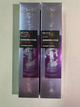 💹35✍🏻专柜版,
欧莱雅紫熨斗眼霜50ml!平价好用的大碗眼霜一定是这款紫熨斗,并且它是全脸眼霜,眼尾纹,抬头纹,颈纹都可以用它来淡化,内含赫莲娜黑绷带中的玻色因成分,具有抗衰老效果,双重玻尿酸,乳液质地,好吸收!