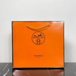 💹70✍️专柜版本
爱马仕冬日呵宠两件套 无色润唇膏3.5g 护手霜100ml 独家私模 细节全对版 味道对香 市面最高版本 非流通普货 正品质量直供 支持对比 配礼袋+中文标+封口贴