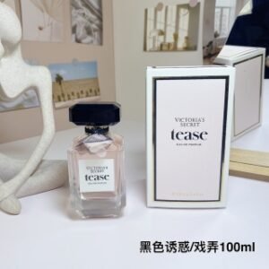 💹50✍️专柜版本
维多利亚的秘密香水黑色诱惑/戏弄100ml
VICTORIAS SECRET tease EAU DE PARFUM

黑色锈意
以黑香章为基调
入清甜冻梨与栀子
层议时的浓有流
轻松演经性感与销

香型：暖香型
前调：冻梨晴天俏皮
中调：栀子花 甜美可人
后调：黑昏草，优雅神秘