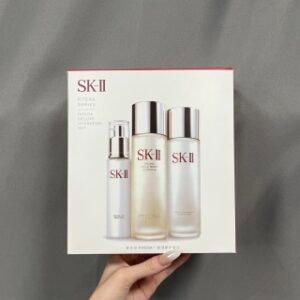 💹105✍️专柜版本
SK多方位三件套🔜配礼袋❗️内含:清盈露230ml+神仙水230ml+骨胶乳100ml
神仙水--补水保湿修复肌肤
清莹露--软化肌肤,二次清洁
骨胶原乳液--深层补水,淡化细纹