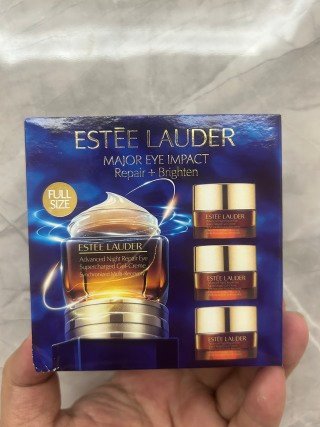 💹70✍️明通版本
雅诗兰黛抗蓝光眼霜3+1套装,内含:抗蓝光眼霜15ml+抗蓝光眼霜小样5ml*3。雅诗兰黛特润修护肌活精华眼霜劝享套组,可配中文标,需要下单备注!