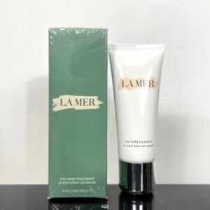 💹35✍️专柜版本
海蓝之谜护手霜100ml!特效补水滋润美白润手霜~许多年前,LA MER公司做了一个测试,在医院找了一百名护士,蒙住眼睛,给他们不同价位的手霜,他们他们触摸试用,从超市开架到专柜顶级的手霜,这一百名护士不约而同都选了LAMER手霜为最好👍当年还上过环球时报哟,可见这手霜的卓越。味道不算香但是慢自然的,没有香精。尤其好吸收,稍微涂抹下,不用特别按摩,就会一下吸收干净了。马上拿透明的玻璃杯都不会留下印子💢