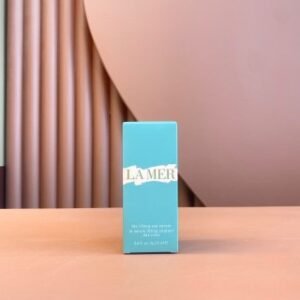 💹30✍️专柜版本
海蓝之谜眼部按压精华15ml！滋润不油、很好推开！融合了La Mer家的主打海洋成分、并且添加最新研发的紧致提拉复合物、能够深层修复皮肤，帮助抚平眼周细纹、紧致松弛的眼袋👍25岁以上，眼部精华是最重要的、精华更容易吸收和释放，眼霜只是起到后续的锁水保湿保护作用！眼部精华➕眼霜才是正确的使用方式哦❤️