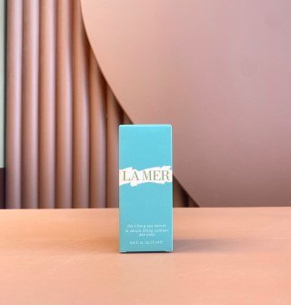 💹30✍️专柜版本
海蓝之谜眼部按压精华15ml!滋润不油、很好推开!融合了La Mer家的主打海洋成分、并且添加最新研发的紧致提拉复合物、能够深层修复皮肤,帮助抚平眼周细纹、紧致松弛的眼袋👍25岁以上,眼部精华是最重要的、精华更容易吸收和释放,眼霜只是起到后续的锁水保湿保护作用!眼部精华➕眼霜才是正确的使用方式哦❤️