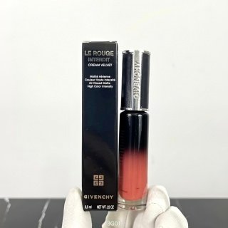 💹25✍️专柜版本
纪梵希云绒唇釉6.5ml🔜11色:10#-15#-27#-31#-34#-36#-37#-41#-42#-51#-53#可配中文标+日期标❗️纪梵希丝绒小羊皮唇釉!纪梵希新品云绒小羊皮!氛围感拿捏住了!!让人一眼沦陷的的纪梵希云绒小羊皮丝绒唇霜经典小羊皮材质的真皮管盖配上黑色渐变的玻璃管身❗️