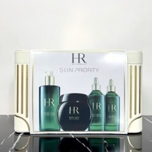 💹385✍️专柜版本
HR赫莲娜王炸四件套皮箱款🔜皮革礼盒❗️HR赫莲娜新春限定绿宝瓶皮包礼盒装四件套装，这个盒子太漂亮了，HR赫莲娜王炸豪华四件套，套装内含:黑绷带100ml+新肌水400毫升+绿宝瓶100ml×2个，每个都是王炸，个个都是经典，包装超级高大上💢