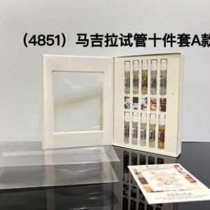 💹40✍️专柜版本
马丁马吉拉试管小样10件套A款🔜1.5ml*10带喷头！这些香水都有个共同的名字Replica也就是复刻的意思，主打的就是一个场景还原的概念，我们日常生活中视觉占主导地位，其他的感官也都会成为记忆的载体，Replica就想通过香水来唤醒尘封已久的记忆，而每一款都是一个时间和场景的还原！用香味来定义特殊记忆💥包装也是非常性冷淡的风格，香水瓶使用古老的我香水喷法制作！每一瓶香水都贴有一张非常带感的标签，上面有香水的名称、场景还原的时间地点、对香味的描述！马丁马吉拉试管小样10件套💢