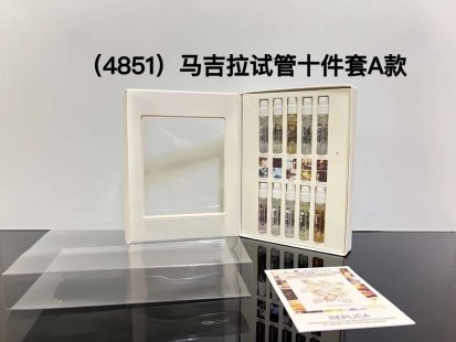 💹40✍️专柜版本
马丁马吉拉试管小样10件套A款🔜1.5ml*10带喷头!这些香水都有个共同的名字Replica也就是复刻的意思,主打的就是一个场景还原的概念,我们日常生活中视觉占主导地位,其他的感官也都会成为记忆的载体,Replica就想通过香水来唤醒尘封已久的记忆,而每一款都是一个时间和场景的还原!用香味来定义特殊记忆💥包装也是非常性冷淡的风格,香水瓶使用古老的我香水喷法制作!每一瓶香水都贴有一张非常带感的标签,上面有香水的名称、场景还原的时间地点、对香味的描述!马丁马吉拉试管小样10件套💢