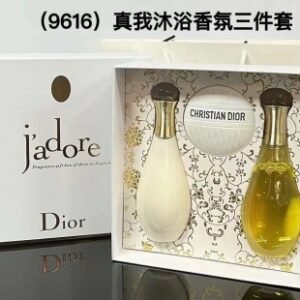 💹100✍️专柜版本,价格调整
迪奥真我全身沐浴香氛三件套!内含:真我身体乳200ml,真我沐浴露200ml,老花霜50ml。