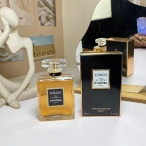 💹45✍️专柜版本
香奈儿半黑可可女士100ml
Chanel Coco Eau de Parfum,1984
品牌:香奈儿
调香师:Jacques Polge
属性:女香
香调:辛辣东方调
前调：玫瑰芫荽桃子茉莉橘子
中调：公丁香玫瑰橙花含羞草三叶草
后调：琥珀檀香木零陵香豆麝猫香红没药
香草劳丹脂
