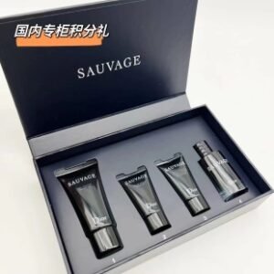 💹38✍️专柜版本,价格调整
迪奥旷野男士香氛四件套,套装内含:edp浓香水10ml +沐浴露20ml +剃须凝聚5ml +润肤乳5ml ,配礼袋+中文标 打12 件48