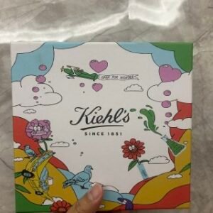 💹105✍️明通版本
科颜氏圣诞礼盒三件套，包含：圣诞高保湿面霜125ML+圣诞白泥面膜125ML+圣诞金盏花水250ML.配手提袋！