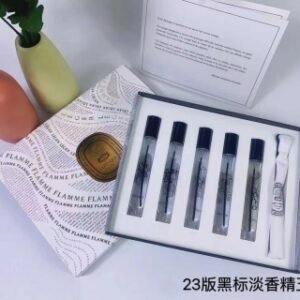💹58✍️专柜版本，
23年新版 蒂普提克试管香水小样7.5ml五件套黑标！！内含：7.5ml×5带喷头。味道：杜桑，玫瑰之水，感官之水，水中影，希腊无花果。