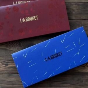 💹92✍️专柜版本
瑞典护手霜六件套,专业有机天然护肤品牌,进口原单,2款可选🔜
1⃣️星空蓝
2⃣️玫瑰红
配礼品袋
L:ABRUKET有机滋养护手霜添加珍贵精油。源自瑞典海岸生活的L:ABRUKET
一盒六个味道:每一个味道都有独立的特点
092号-鼠尾草/迷迭香/薰衣草。
鼠尾草/迷迭香/薰衣草的混合精油能带来放松平衡的手部护理享受,是比较经典的平衡型混合精油组合。
102号-佛手柑/广藿香。
佛手柑/广藿香混合精油带有舒缓镇定的属性-佛手柑皮精油能帮助放松平静心情,有轻微去角质功效。广藿香叶精油能净化收敛、修复肌肤。
116号-野玫瑰。
温和清新的野玫瑰精油-香味具有舒缓心情的功效,且野玫瑰精油有软化肌肤,易吸收,富含滋养成分,促进细胞新生的功效。
159号-香茅。
含有乳木果油、椰子油和草本水芹,可保护免受自由基侵害,并可预防衰老和老年斑的迹象。
221号-衫木。
含有乳木果油、椰子油和草本水芹,可保护免受自由基侵害,并可预防衰老和老年斑的迹象。
244号-接骨花木。
富含接骨木花和柑橘提取物的天然护手霜,可滋润和修复干燥和破裂的双手。含有具有镇静作用的芦荟提取物、具有保湿和保护作用的天然油脂以及即使是最干燥的双手也能修复的乳木果油。
全球唯一一款敢承诺无添加的护手霜之一
各大平台热销款