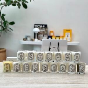 💹50✍️专柜版本
蒂普提克香薰蜡烛 经典款白瓶 190g，15个香味🔜柏树，南瓜，浆果，碳木，马鞭草，茉莉，薰衣草，小苍兰，无花果，晚香玉，含羞草，栀子花，玫瑰，琥珀，檀香，