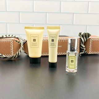 💹25✍️专柜版本
祖马龙圣诞糖果三件套!香水小样海盐9ml 沐浴露小样英国梨30ml 呵宠护手霜小样青柠15ml 配礼袋+中文标+丝带 打12 件48