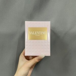 💹62✍️专柜版本
华伦天奴唐娜小姐香水100ml🔜 这款香水用美貌和气味征服了我，刚喷是清新的柑橘果香，慢慢的会闻到沁鼻鲜嫩的白桃，然后是保加利亚玫瑰香渐现和前面的白桃调和，柔美清幽;后面白麝香和鸢尾作为收尾，让整个香调变得没有距离感。就像是外冷内热的冰山大美人，初见高冷不好接近，但是熟悉了之后，就会把温暖的一面表现给你。这是一款适合大女主性格的冷感美人香!