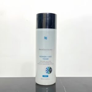 💹30✍️专柜版本
修丽可age爽肤水水200ml！修丽可的果酸精华同系列爽肤水，比兰蔻的极光精华便宜太多了!!!痘肌，痘印，水油失衡必备的修丽可SkinCeuticals保湿平衡抗老爽肤水200ml~它能温和软化角质层，去除死皮，改善皮肤弹性，能平衡pH值，能净白肌肤，均匀提亮肤色，改善皮肤暗哑。有助平衡肌肤及防护性。不含香精及酒精的配方维持肌肤的保护酸膜，含综合果酸，温和代谢老化角质，提亮肤色，改善皮肤通透度，另添加芦荟，百里香小黄瓜，熏衣草，马尾草，甘菊，菩提树等植物精华!所以敏感肌也可以用~更适合油皮哦OvO。