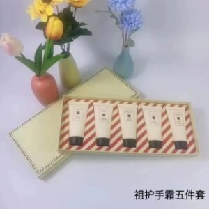 💹55✍️专柜版本
2024新款！！！祖马龙呵宠护手霜五件套 50ml×5🔜配礼袋❗️内含味道：英国梨，蓝风铃，黑毒，牡丹，海盐。使用感受
🌹润而不油，而且后面洗了手也不会倒拔干哦~所以保湿力和锁水能力我觉得超级赞的!之前我用过很多都是洗完手没多久就很干很干的真的很闹心用完也不会感觉像糊了一层油，不会出现手滑的情况嘻嘻
味道
🌹炒鸡好闻，我觉得是大部分女生都能接受的味道，真的很舒服，我觉得是可以让人安心的味道!