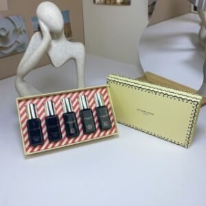 💹58✍️专柜版本，
祖马龙黑瓶馥郁香水五件套 5×9ml，
内含：虞美人，柏木与葡萄藤，没药与加东豆，丝绒玫瑰与乌木，乌木与佛手柑
