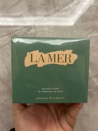 💹120✍️明通版本
海蓝之谜身体乳霜300毫升,对版对味,可过小红书真假对比图,揭开内盖时有明显的粘贴感,膏体乳白色,可佩海免三标,