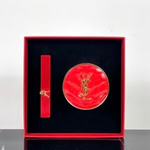 💹90✍️专柜版本
圣罗兰红色口红气垫两件套/新春款🔜全红条口红2色:1966#,314#(任选)+圣罗兰红色皮革气垫#10#20#(任选)圣罗兰龙年新春彩妆两件套!🧧开门红颜色真的好美,红色特别喜庆,新年行红运,让您好运一整年🛑🛑🛑