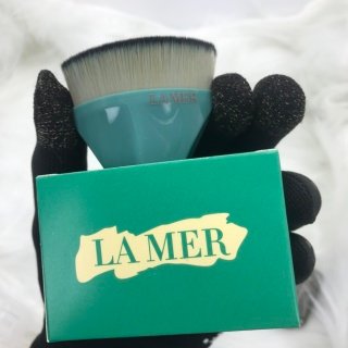 💹15✍️海蓝之谜粉底刷,可以称得上王者之刷,即便化妆小白,也能轻松打造精致底妆,握柄5.5公分,是美妆行业专业人士研究出来最/符合脸型和人体工学设计,189000根紧密柔软刷毛,可以大面积快速上妆,粉底刷两头尖端的设计,可以精细的用于眼角、鼻翼和嘴角等细微部位,可以搭配任何粉底液粉底霜来使用✅相比于化妆海绵,刷子比较不吃粉而且使用期限更久,只要定期清洗,没有多大损耗⭐️⭐️⭐️专柜💰480哦