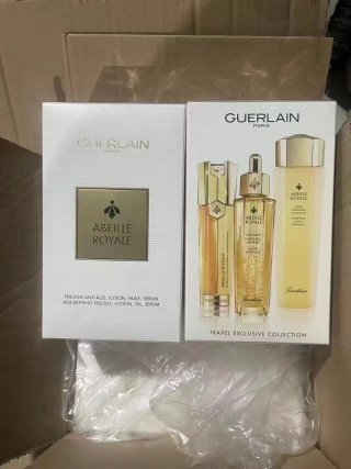 💹245✍️明通版本
新版 娇兰帝皇蜂姿三件套,明通版❗️细节全对版,料体味道对香,充正无忧~中箱8套,大箱16套 ,配中文标