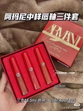 💹35✍️专柜版本,
阿玛尼红管唇釉中样三件套,3.5ml×3,配中文标+礼袋+卡片,打码62Y300,少量现货
