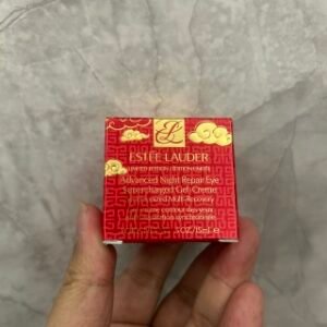 💹55✍️明通版本，打码D93
雅诗兰黛抗蓝光眼霜龙年限量款15ml
配中文标，直充正品
批次D93， 件96粒，现货供应