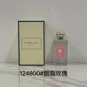 💹40✍️专柜版本
祖马龙香水100ml经典透明瓶 系列，现货味道：黑莓，蓝风铃，英国梨，杏桃花，牡丹，虞美人，红玫瑰，青柠，橙花，忍冬与印嵩，含羞草与小豆蔻，伯爵茶与小黄瓜，银桦与薰衣草，玫瑰水与香草，琥珀与薰衣草，罗勒与橙花，柚子，胭脂玫瑰，黑石榴，栀子花，菩提花，154号！