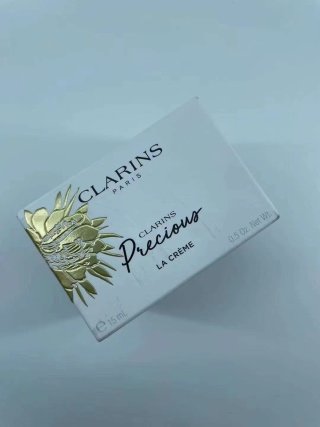 💹30✍️明通版本
娇韵诗月光宝盒面霜15ml中小样
膏体对版对味 打12个
配中文标 最新日期