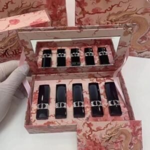 💹65✍️专柜版本
迪奥最新款烈焰蓝金口红专柜龙年限量版套装
官网同步最新款小样，膏体对版对色对味
配中文标，配龙年卡片，配礼品袋
箱规96套
套盒内容：新丝绒999-新丝绒720-新丝绒840-新丝绒760-新丝绒100
