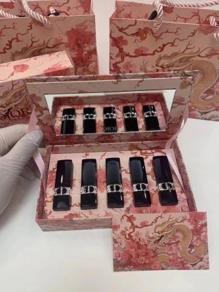💹65✍️专柜版本
迪奥最新款烈焰蓝金口红专柜龙年限量版套装
官网同步最新款小样,膏体对版对色对味
配中文标,配龙年卡片,配礼品袋
箱规96套
套盒内容:新丝绒999-新丝绒720-新丝绒840-新丝绒760-新丝绒100