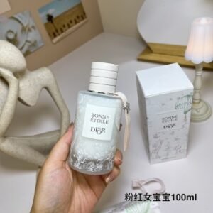 💹80✍️专柜版本,
迪奥宝宝系列-幸运之星/粉红女宝宝100ml
Dior Baby Dior Bonne Etoile,2023
调香师:Francis Kurkdjian
属性:中性香
香调:果香花香调
前调:梨
中调:玫瑰
后调:麝香