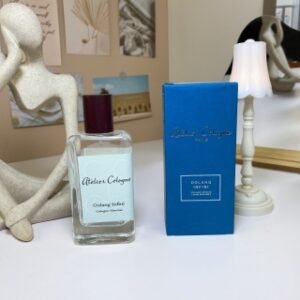 💹50✍️专柜版本
新包装欧珑无极乌龙(深渊乌龙)100ml，Atelier Cologne Oolang Infini
香调:木质馥奇香调 
属性:中性香
前调：香柠檬橙花油
中调：茶叶，茉莉，皮革
后调：香根草愈创木烟草花 
香评：真实的乌龙茶香味浓重,但这支无极乌龙却将淡薄的香气发挥出来。开头的茶香中带着淡淡的柑橘,有些清爽提神,不过就会进入一种轻柔寡淡的境界,一直持续到后调。这杯乌龙茶的水汽感重,凉凉的,把茶香的意境衬托的清雅别致。这种宁静淡雅的味道,可以让人纷乱的心境马上平静下来,仿佛置身于一片泼墨的山水画之中。
