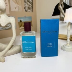 💹50✍️专柜版本
新包装欧珑雪松之恋 古龙香水 100ml atelier cologne Cedre Atlas
木质调
前调：香柠檬柠檬黑加仑
中调：雪松茉莉杏
后调：琥珀纸莎草香根草
刚喷出来是一股甜甜的雪松木质感
西西里柠檬若有似无的擦肩而过，轻盈的埃及茉莉也在随风摇曳
扑面而来的雪松和剔透白琥珀，带你进入白雪皑皑的森林
黑加仑进入木质调带来冷冽的清甜
随之雪松中编织入白花茉莉，温暖丰腴，利落又干脆
后续的琥珀和香根草增加了尾调的甜暖