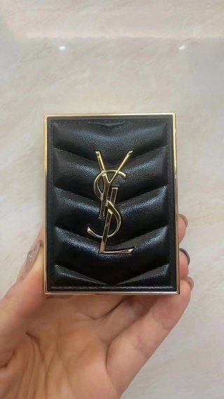 💹65✍️专柜版本
新版 YSL/圣罗兰皮革四色眼影盘正装4g,粉质对版对色配中配双眼影刷,一打12个,一件144个。2色现货:400#-500#。